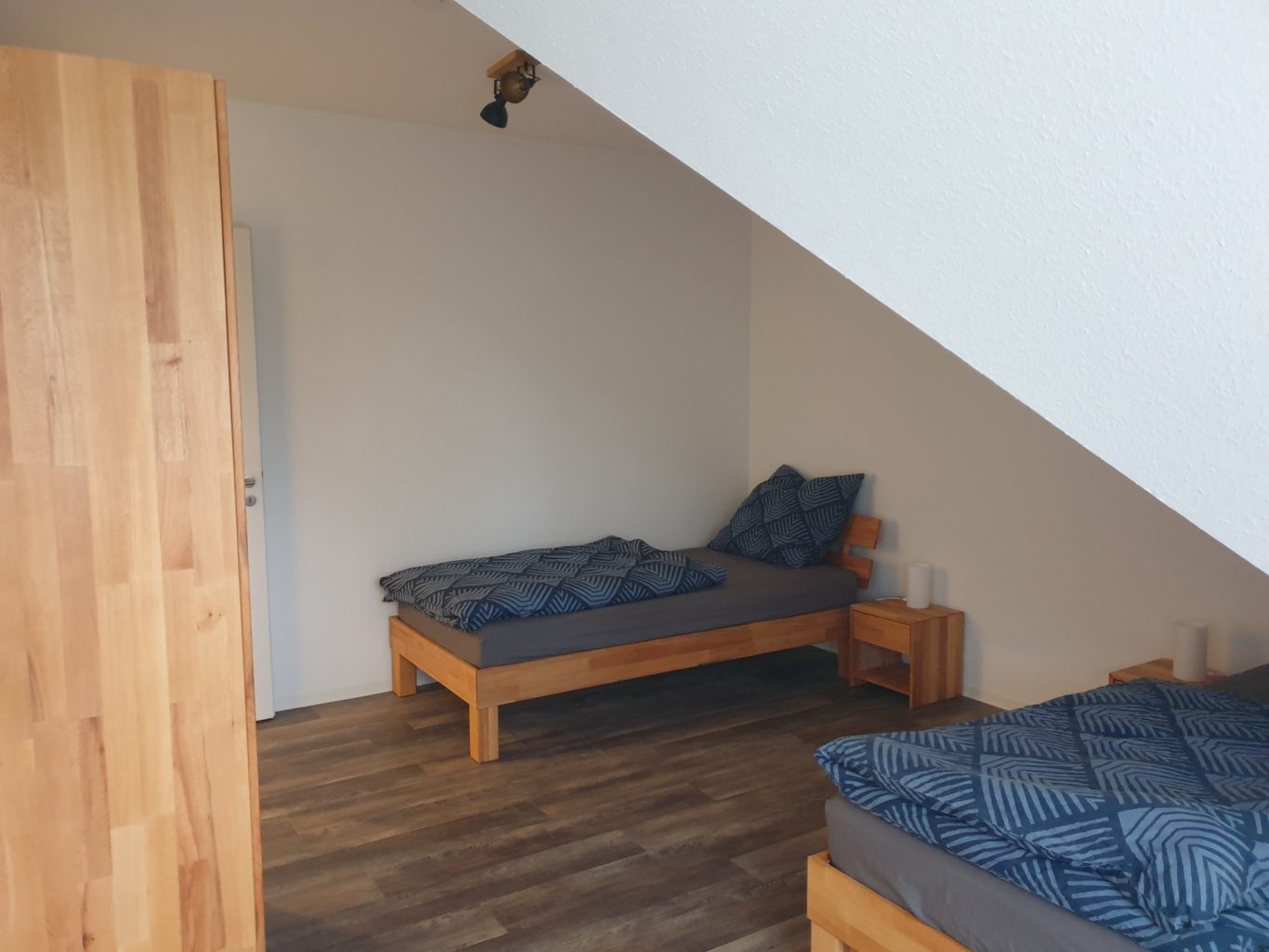 Blick vom Fenster in das Zimmer