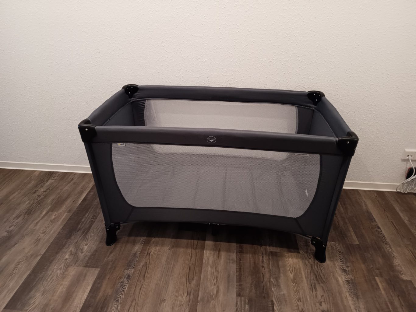 Auf Wunsch kann ein Kinderreisebett genutzt werden